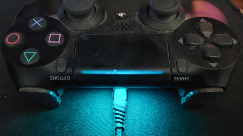 Controle de PS4 conectado ao cabo USB